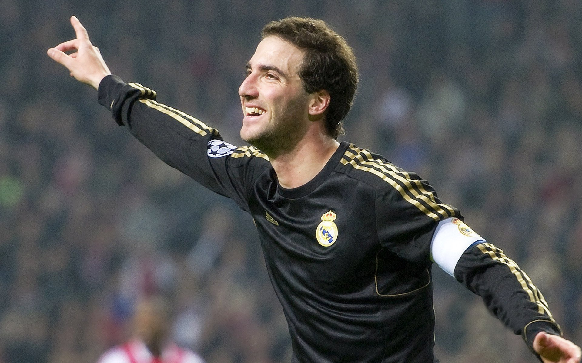 Uzi重返赛场,表现优异首场状态出色,加拿大队观众沸腾!赛场气氛高涨